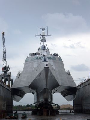 Independence_(LCS_2)_in_drydock.jpg