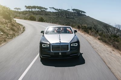 2016-Rolls-Royce-Dawn-front-view-in-motion-01.jpg