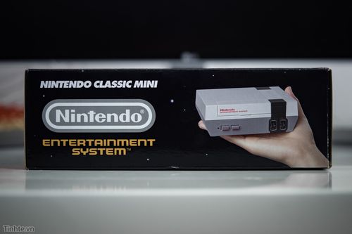 Trên tay máy chơi game NES Classic Mini: nhỏ gọn, rất nhẹ, tay bấm to như  hồi xưa,...