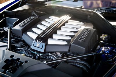 2016-Rolls-Royce-Dawn-engine.jpg