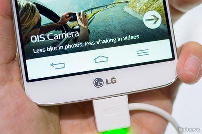 LG G2: Đây là bức ảnh hiếm hoi về chiếc điện thoại LG G2 tuyệt vời! Với thiết kế đẹp và cấu hình mạnh mẽ, LG G2 là một trong những smartphone đình đám nhất từ trước đến nay. Hãy chiêm ngưỡng bức ảnh này và khám phá những tính năng tuyệt vời trên chiếc điện thoại LG G2 nhé!