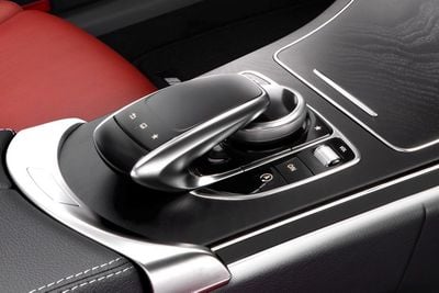 1153345_2015-Mercedes-C-Class-Interior-32.jpg