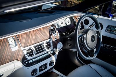 2016-Rolls-Royce-Dawn-center-stack-and-dashboard.jpg