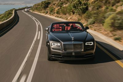 2016-Rolls-Royce-Dawn-front-view-in-motion-05.jpg