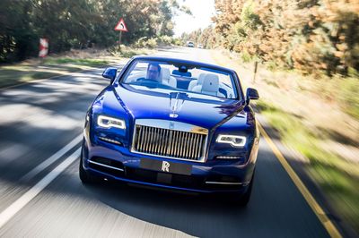 2016-Rolls-Royce-Dawn-front-view-in-motion-11.jpg