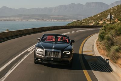2016-Rolls-Royce-Dawn-front-view-in-motion-06.jpg