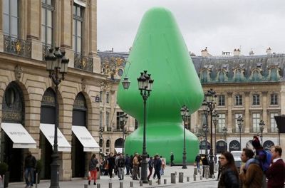 giant-butt-plug-christmas-tree.jpg