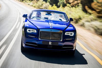 2016-Rolls-Royce-Dawn-front-view-in-motion-09.jpg
