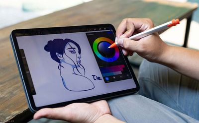 iPad là một trong những sản phẩm công nghệ tuyệt vời nhất hiện nay. Không chỉ hỗ trợ nhu cầu làm việc và giải trí hàng ngày, mà còn có thể giúp bạn thăng hoa sự sáng tạo của mình qua tính năng vẽ tuyệt vời của nó.