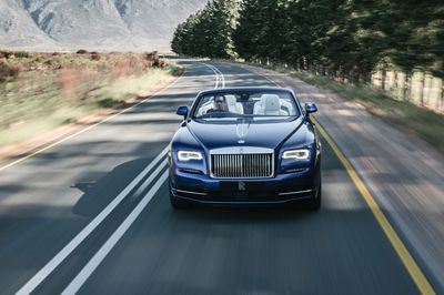 2016-Rolls-Royce-Dawn-front-view-in-motion-02.jpg
