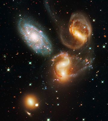 Kính viễn vọng không gian Hubble: Hình ảnh từ kính viễn vọng không gian Hubble sẽ đưa bạn đến những vì sao và hành tinh xa xôi nhất. Cùng tận hưởng những khoảnh khắc kỳ diệu trong vũ trụ.