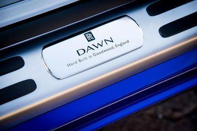 2016-Rolls-Royce-Dawn-door-sill-plate.jpg