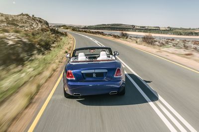 2016-Rolls-Royce-Dawn-rear-view-in-motion-01.jpg